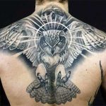 Мужские татуировки на спине 17