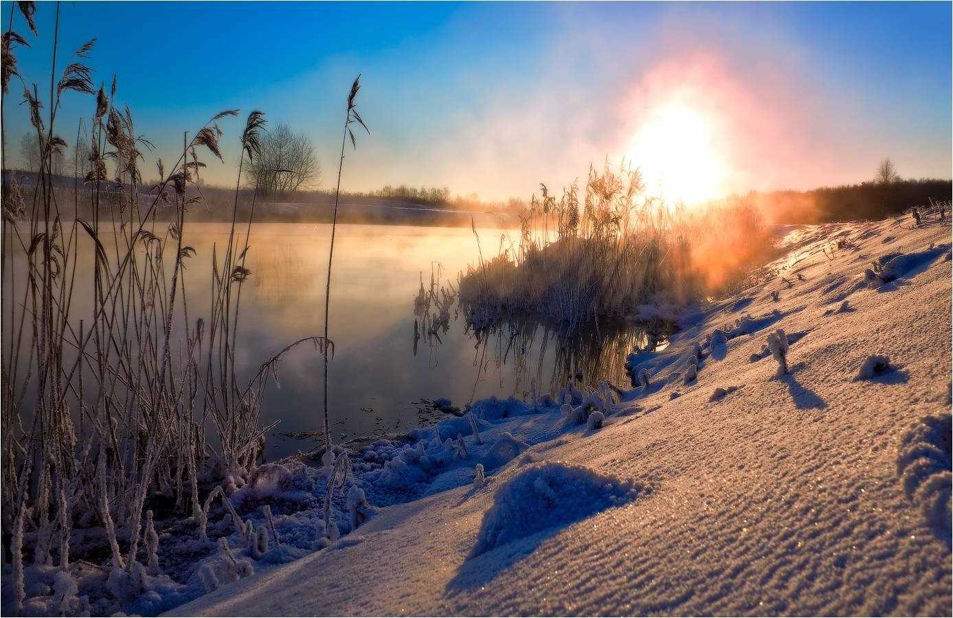 Рассвет на реке зимой