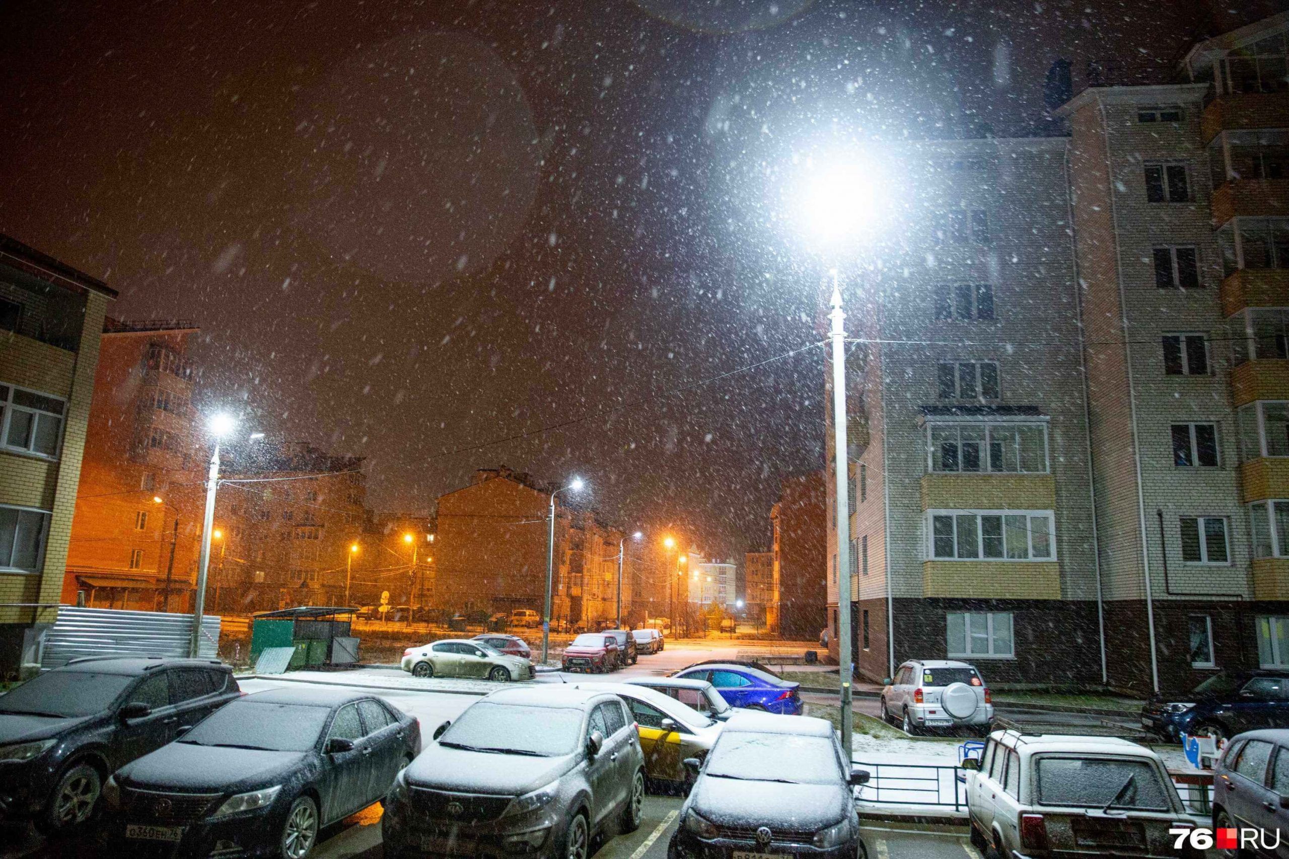 Утренние фотографии снежных городских улиц 010