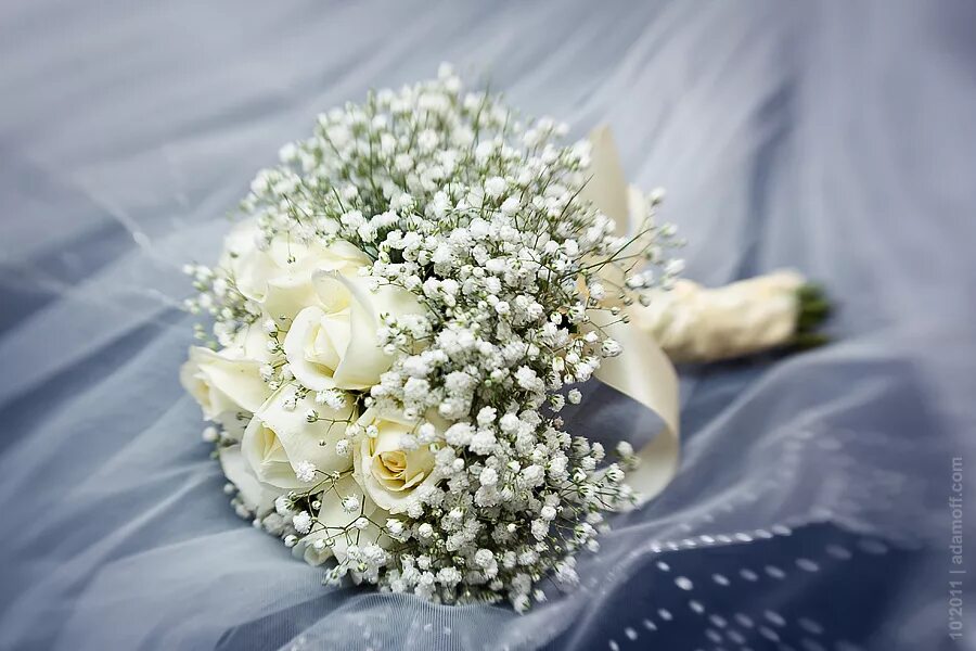 Гипсофилы с белыми розами. Свадебный букет с гипсофилой. Букет невесты с гипсофилой. Букет невесты розы и гипсофила. Букет невесты с гипсофилой и розами.