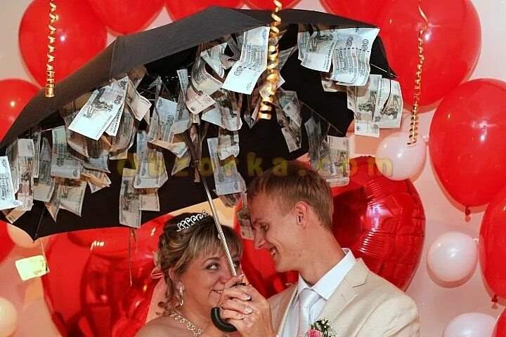 Деньги на свадьбу слова. Оригинальный подарок на свадьбу. Денежный зонт. Подарок на свадьбу денежный зонт. Подарок зонт с деньгами.