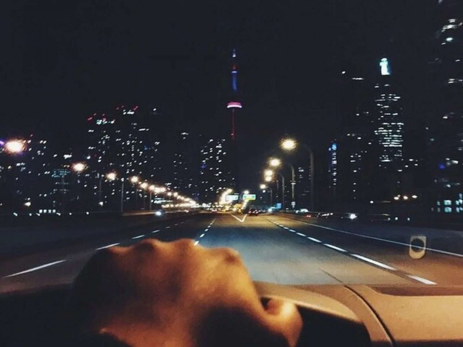 Кайфуй машина. В машине по ночному городу. Эстетика машины ночью. Фотосессия по ночному городу. Вид из машины на ночной город.