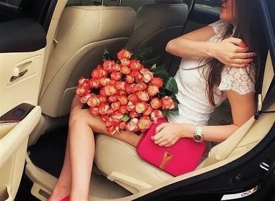 Классные фото девушки в машине с цветами 11