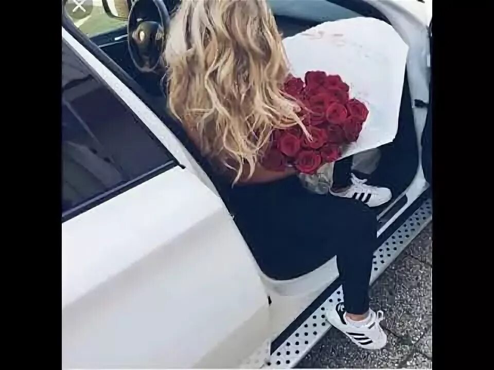 Классные фото девушки в машине с цветами 25