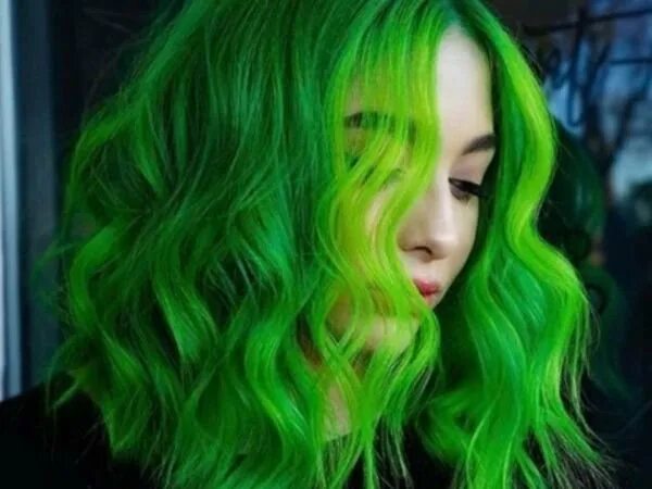 Топовые фото девушки с зелеными короткими волосами 11