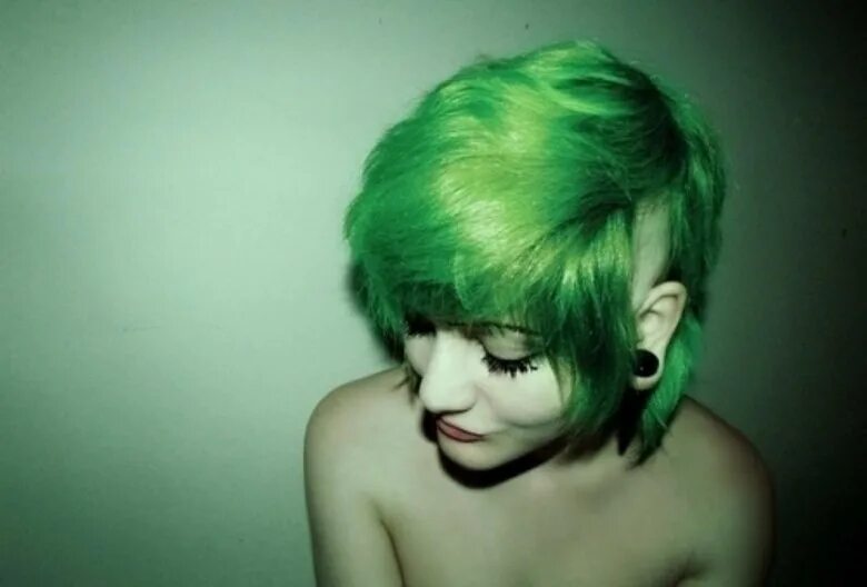 Топовые фото девушки с зелеными короткими волосами 12