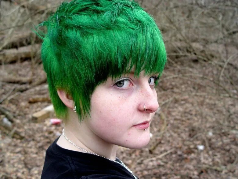 Топовые фото девушки с зелеными короткими волосами 16