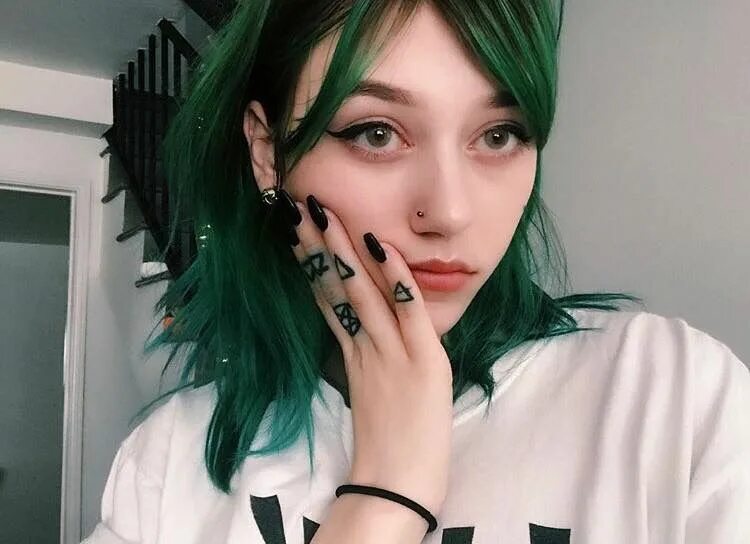 Топовые фото девушки с зелеными короткими волосами 17