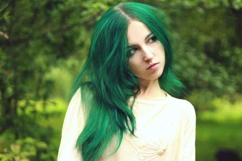 Топовые фото девушки с зелеными короткими волосами 5