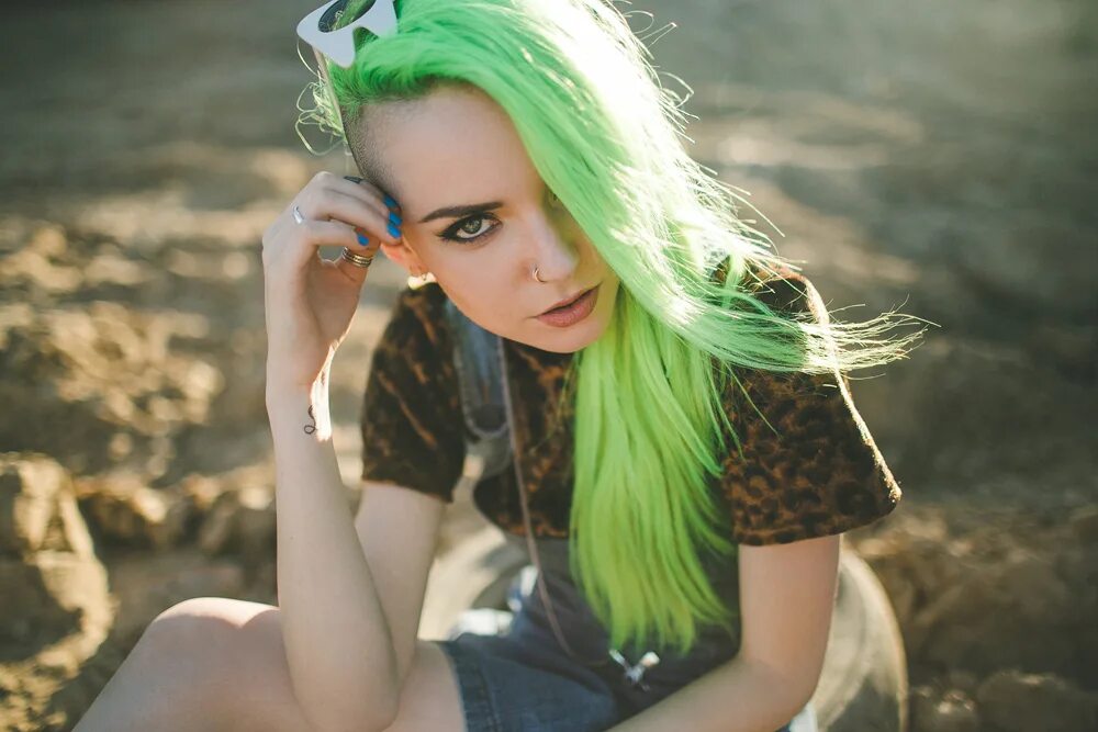 Топовые фото девушки с зелеными короткими волосами 7