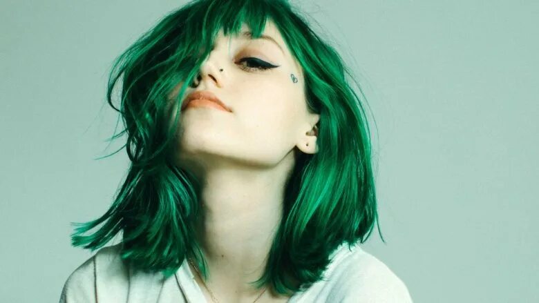 Топовые фото девушки с зелеными короткими волосами 8