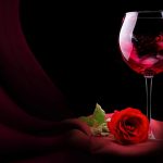 Бокал вина и несколько розовых роз 9