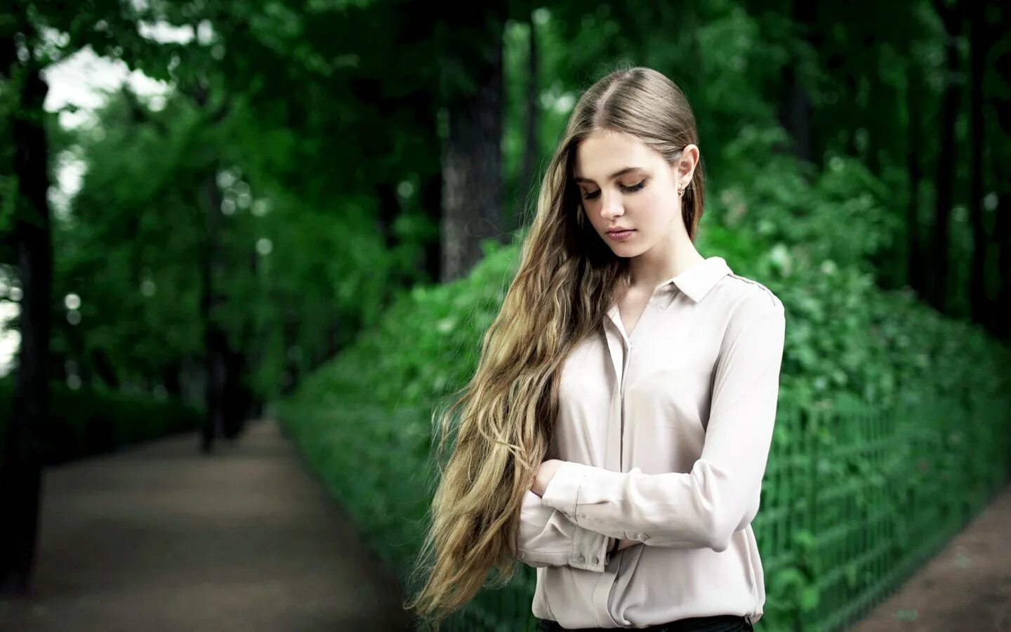 Девушка с длинными каштановыми волосами и белой рубашкой 9