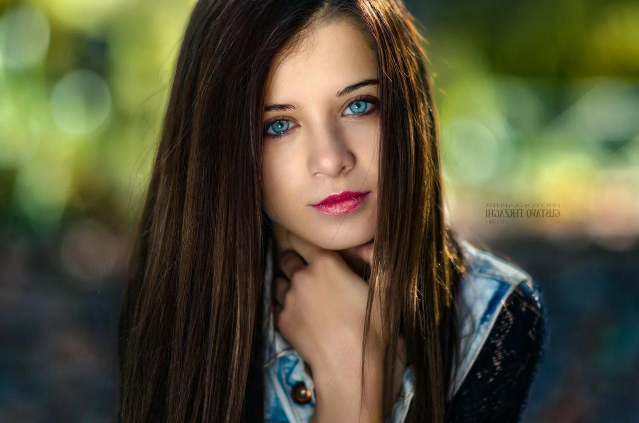 Девушка с длинными каштановыми волосами и голубыми глазами 9