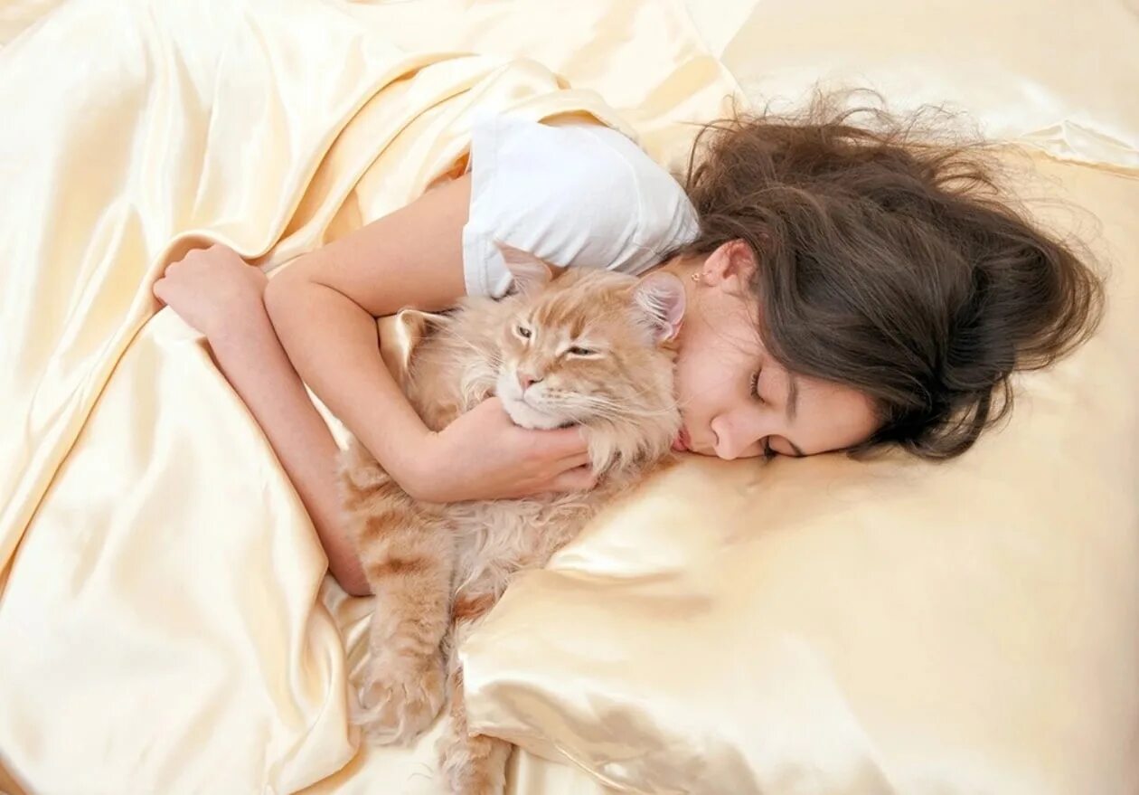 Девушка спит с котом на спине 9