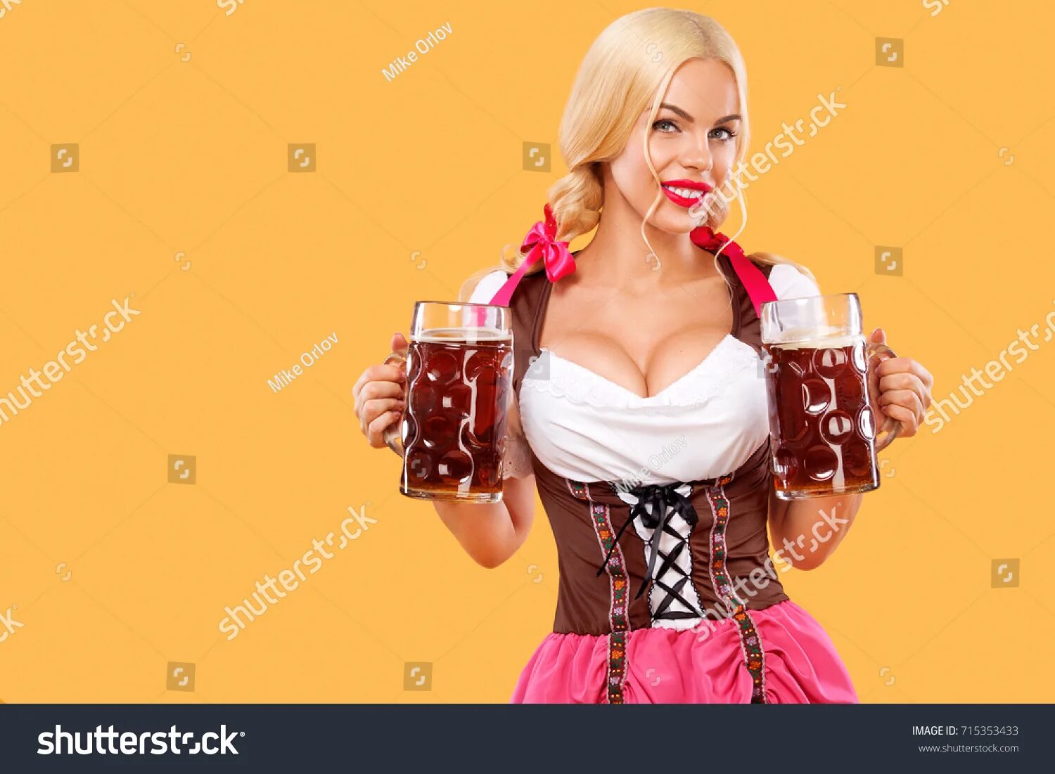 Женщина в баварском платье с пивом в руках 9