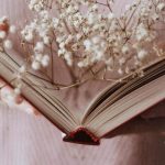 Книга с цветами и цитатой «не навреди» 9