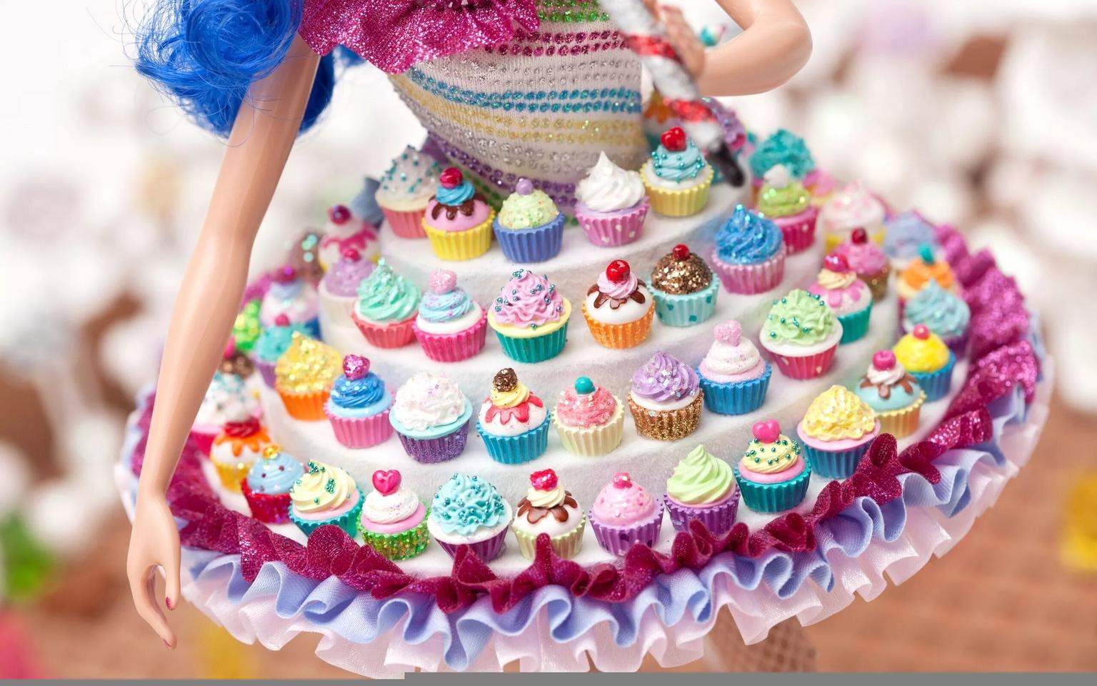 Кукла барби держит торт с кексами 9