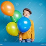 Мальчик с кучей воздушных шаров на голове 9