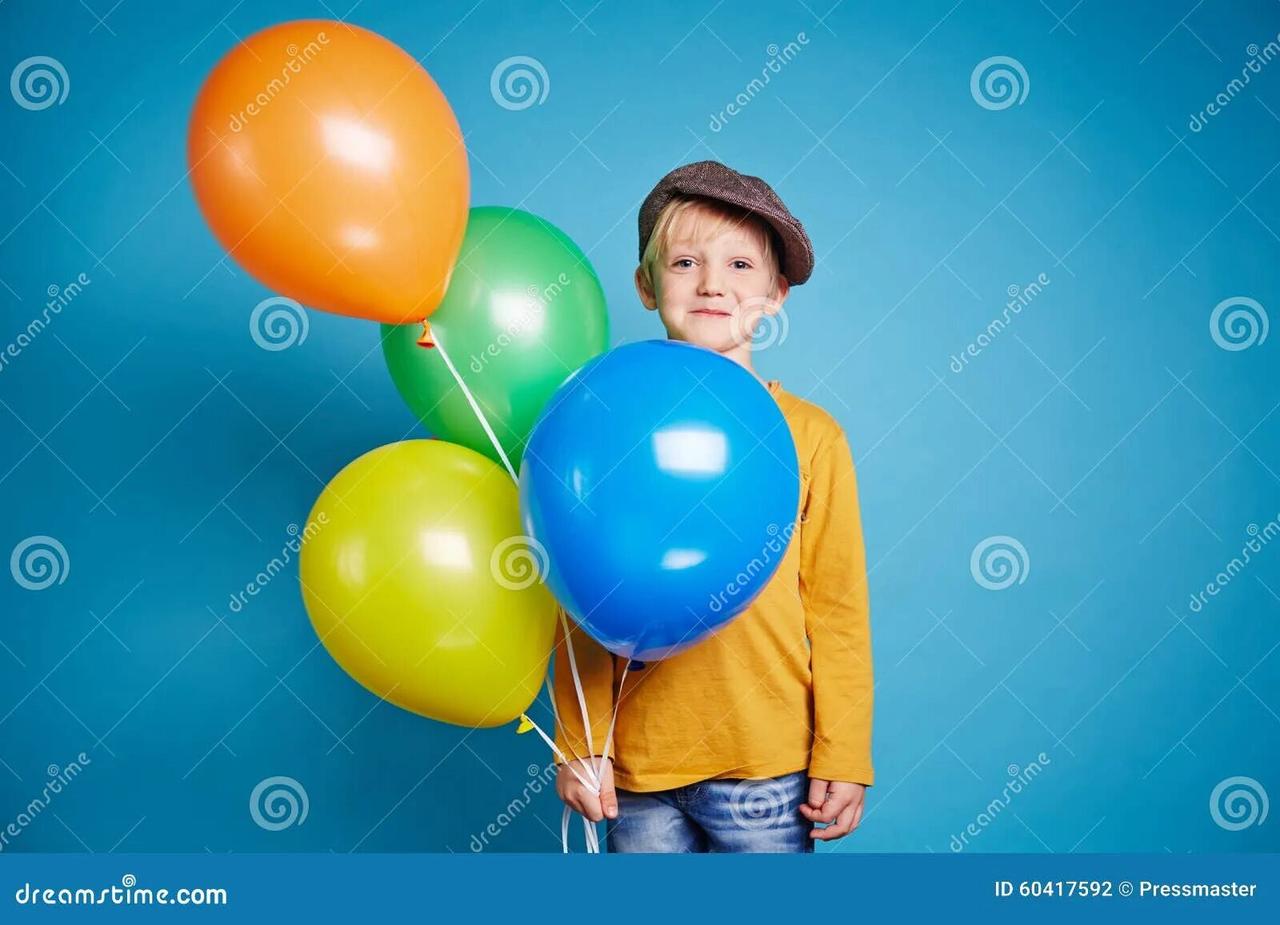 Мальчик с кучей воздушных шаров на голове 9